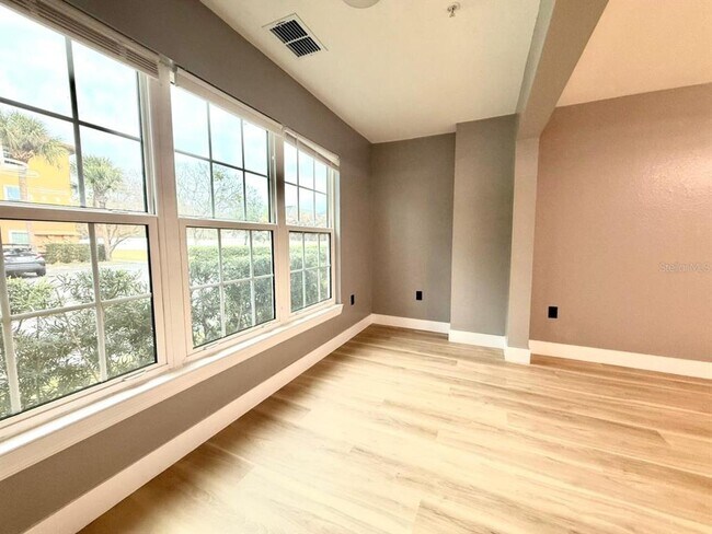 Building Photo - 5455 Vineland Rd