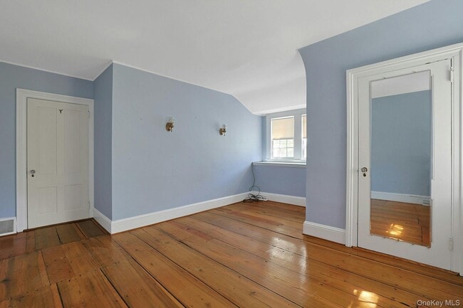 Building Photo - 105 S Greenbush Rd