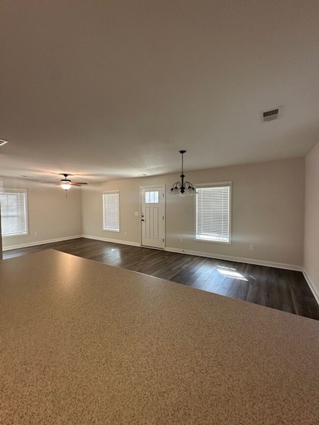 Building Photo - For Rent: Spacious 3-Bedroom Affordable Ho...