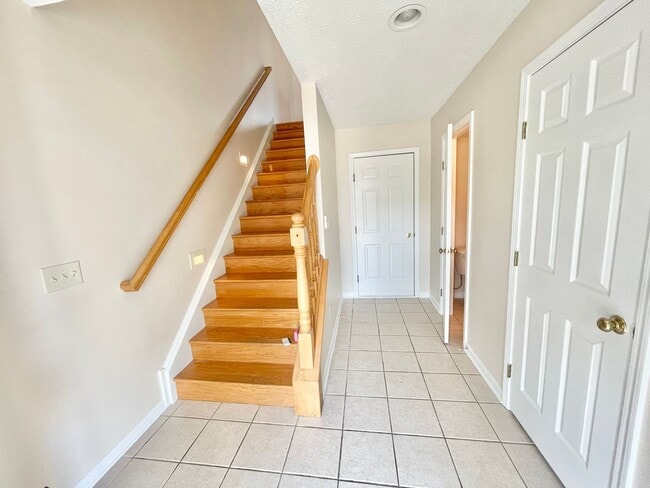 Building Photo - Beautiful Condo on the Water - 3 Bed - 3.5 Bath