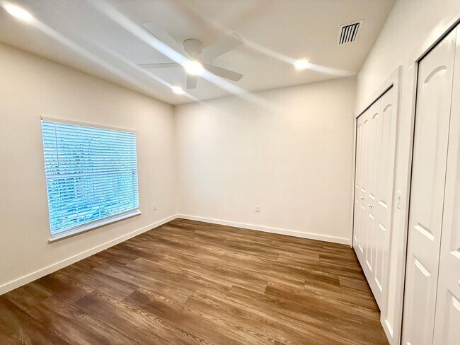 Building Photo - GORGEOUS, just completely renovated 3/2 Ho...