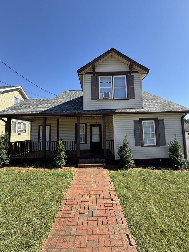 Primary Photo - Close To Downtown & Vibrant Winston Attractions!!