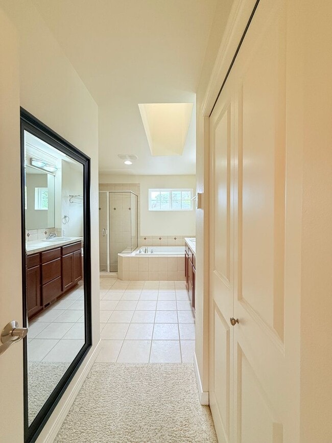 Building Photo - Spacious 5 Bedroom Home with A/C, Den, Waterfall in Prime Kenmore Cul-de-Sac