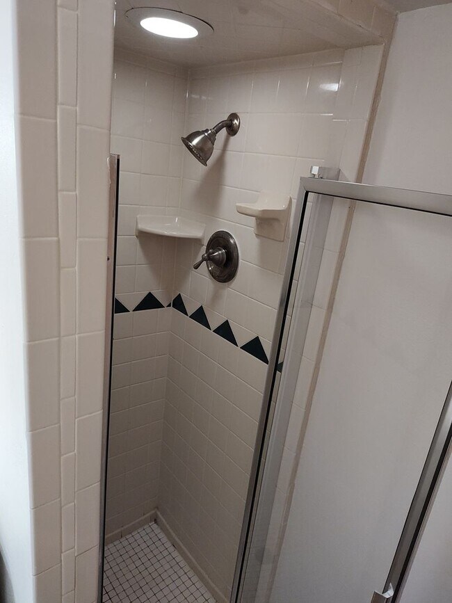 Building Photo - ALL PROSPECTIVE TENANTS MUST SUBMIT A $58 NON-REFUNDABLE APPLICATION FEE PER APPLICANT ONLINE AND...