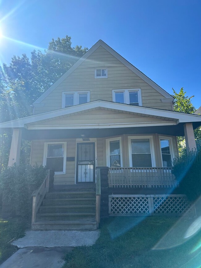 Primary Photo - Three bedroom single family home on Clevel...
