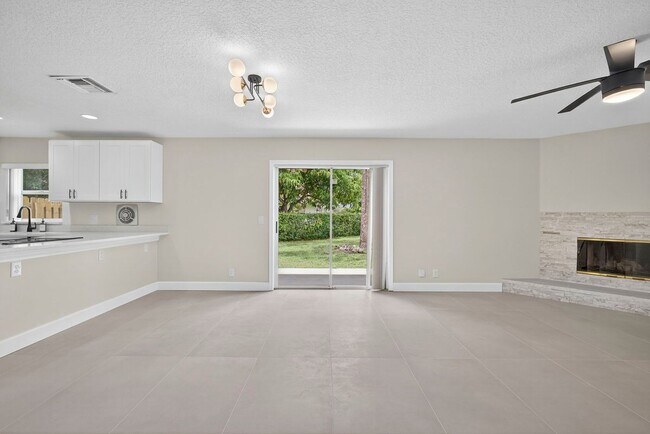 Building Photo - 1135 Staghorn St