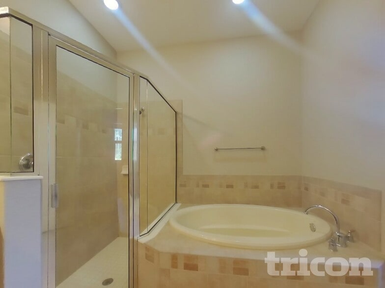 Building Photo - 6300 Falcon Lair Dr