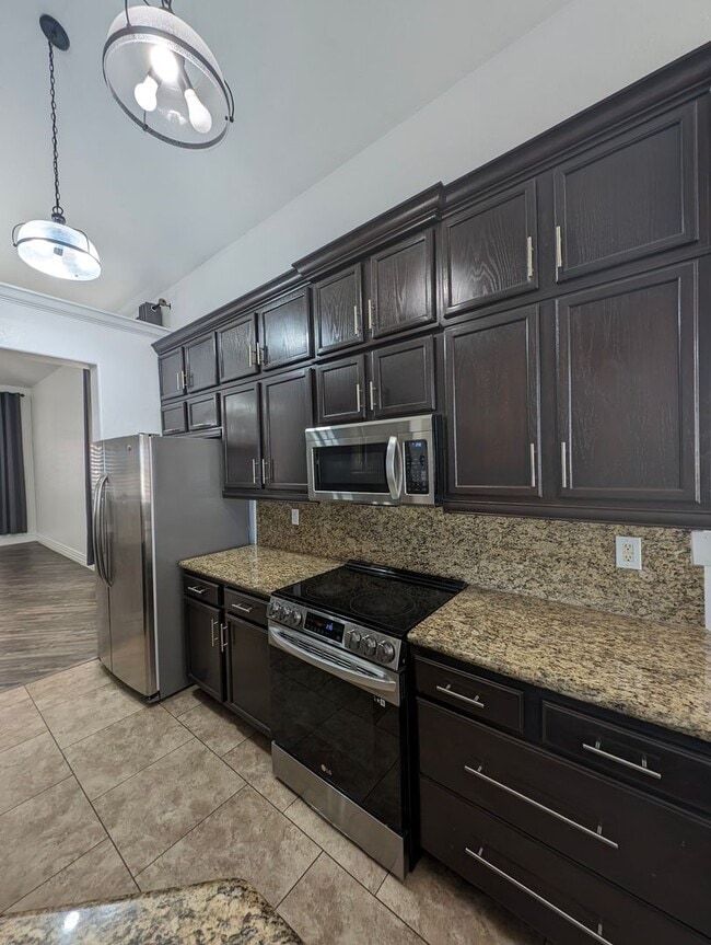 Building Photo - BEAUTIFUL executive style home w/ entertainer's dream backyard!