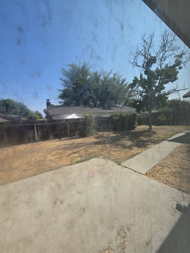 Building Photo - 3 BR 2 BA Available Now