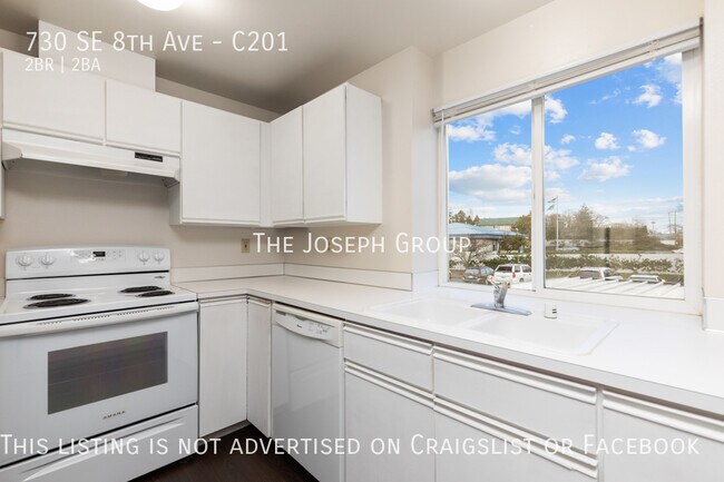 Building Photo - Top Floor 2BD/1.75BA Condo in Oak Harbor!
