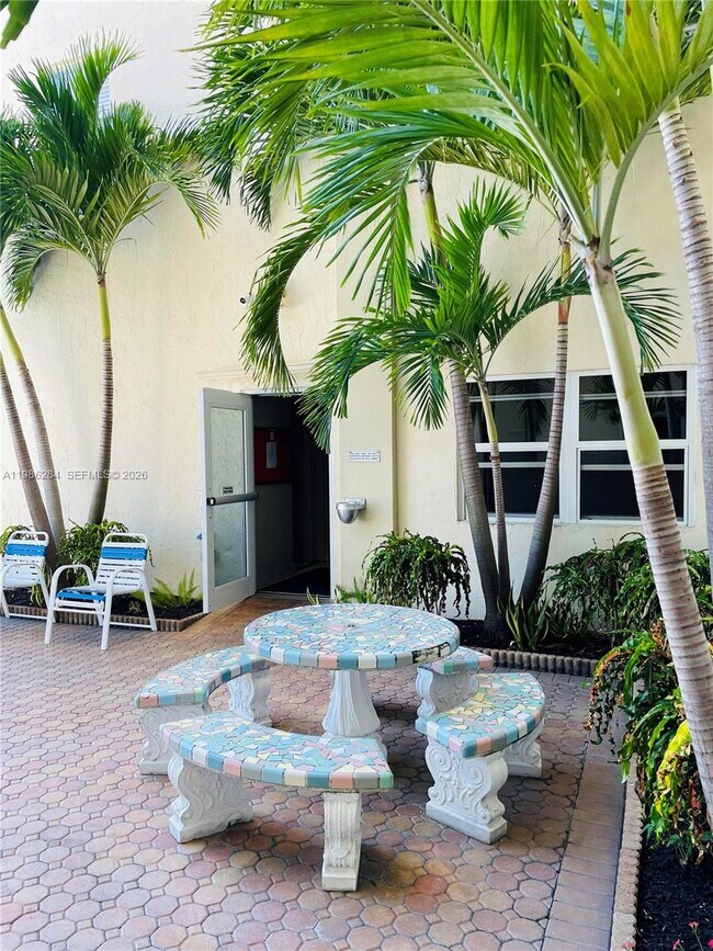 Building Photo - 900 NE 18th Ave