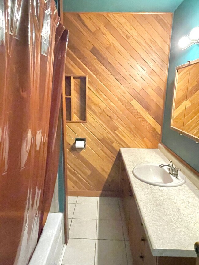 Building Photo - Charming Montavilla bungalow, 3 bed, 2 bath with fully fenced backyard
