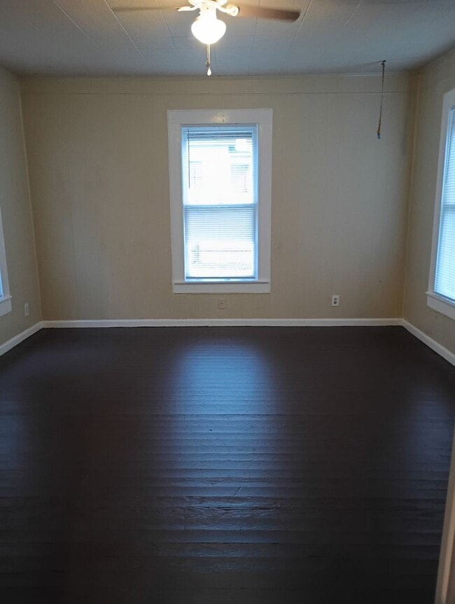 Building Photo - 2 Bed 1 Bath Home with Laundry Hookups