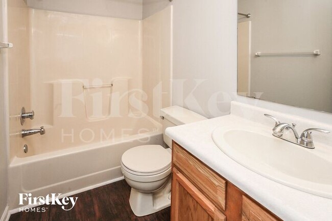 Building Photo - 557 E Pine Ridge Dr