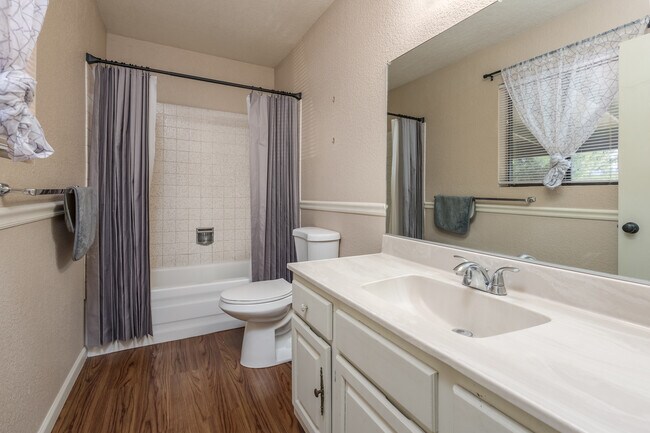 Master bathroom - 887 E Peila Ave