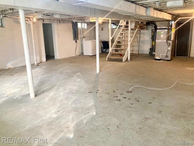 Building Photo - 421 E Farnum Ave