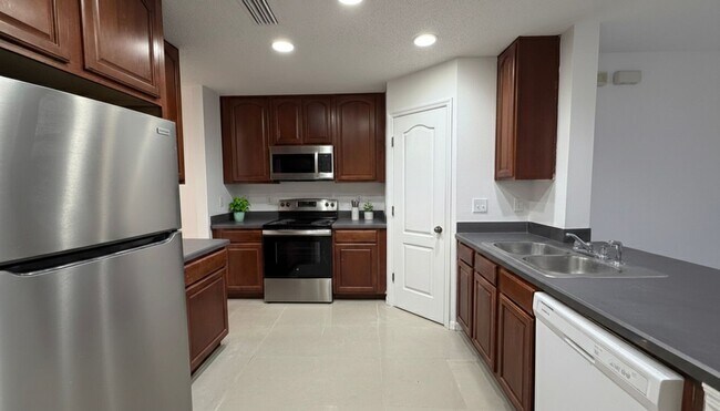 Building Photo - Spacious 3-Bed, 2.5-Bath Townhome in a Quiet Location!