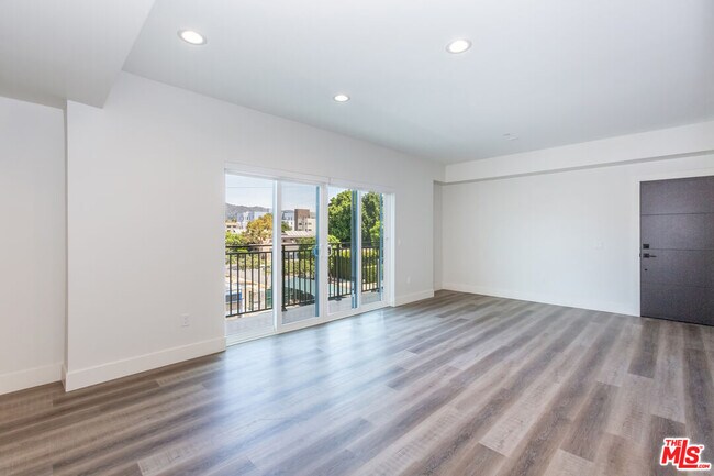 Building Photo - 857 Hayworth Ave