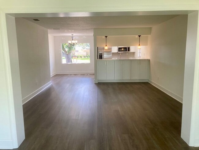 Building Photo - 2 bedroom, 2 bath condo ready to go!