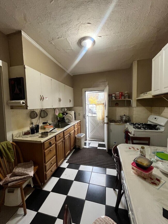 Building Photo - 175 Ashmont St