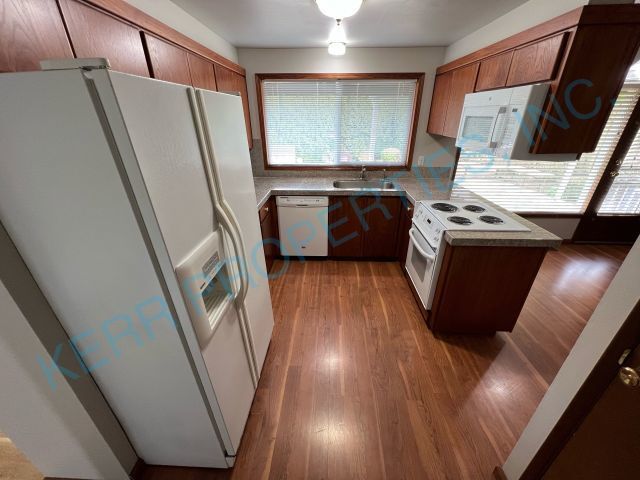 Building Photo - Charming 3-Bed, 2-Bath Haven in Portland's NE Heart, 1615 Sq Ft of Comfort!