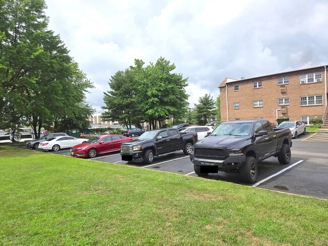 Building Photo - Updated and spacious garden (ground) floor apartment with 2-bedrooms & 1 full bathroom