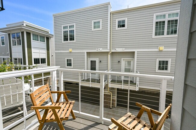Building Photo - 307 E Pier St