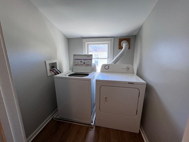Building Photo - Updated 4-Bedroom Home!