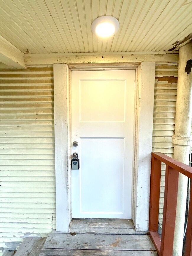 Building Photo - 810 W Magnolia Ave