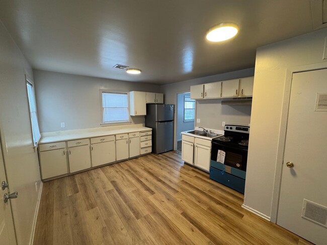 Building Photo - $950 - 3 bed 1 bath - Single Family Home