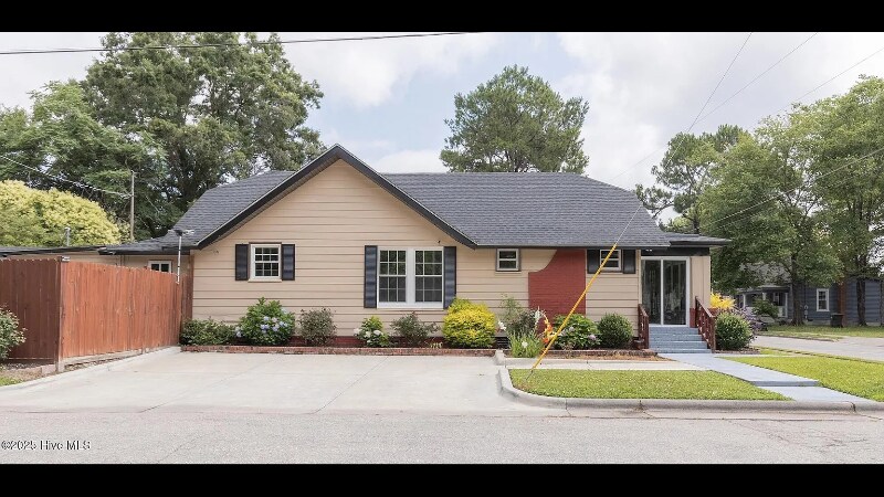 Primary Photo - 301 Vick St E