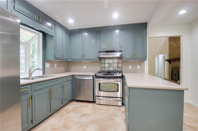 Building Photo - 765 Spring Valley Dr