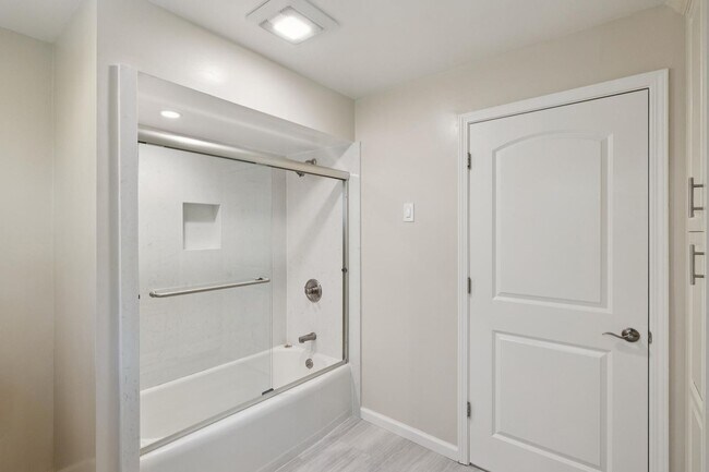 Building Photo - Luxury Apartment Available in gated Community downtown Palo Alto!