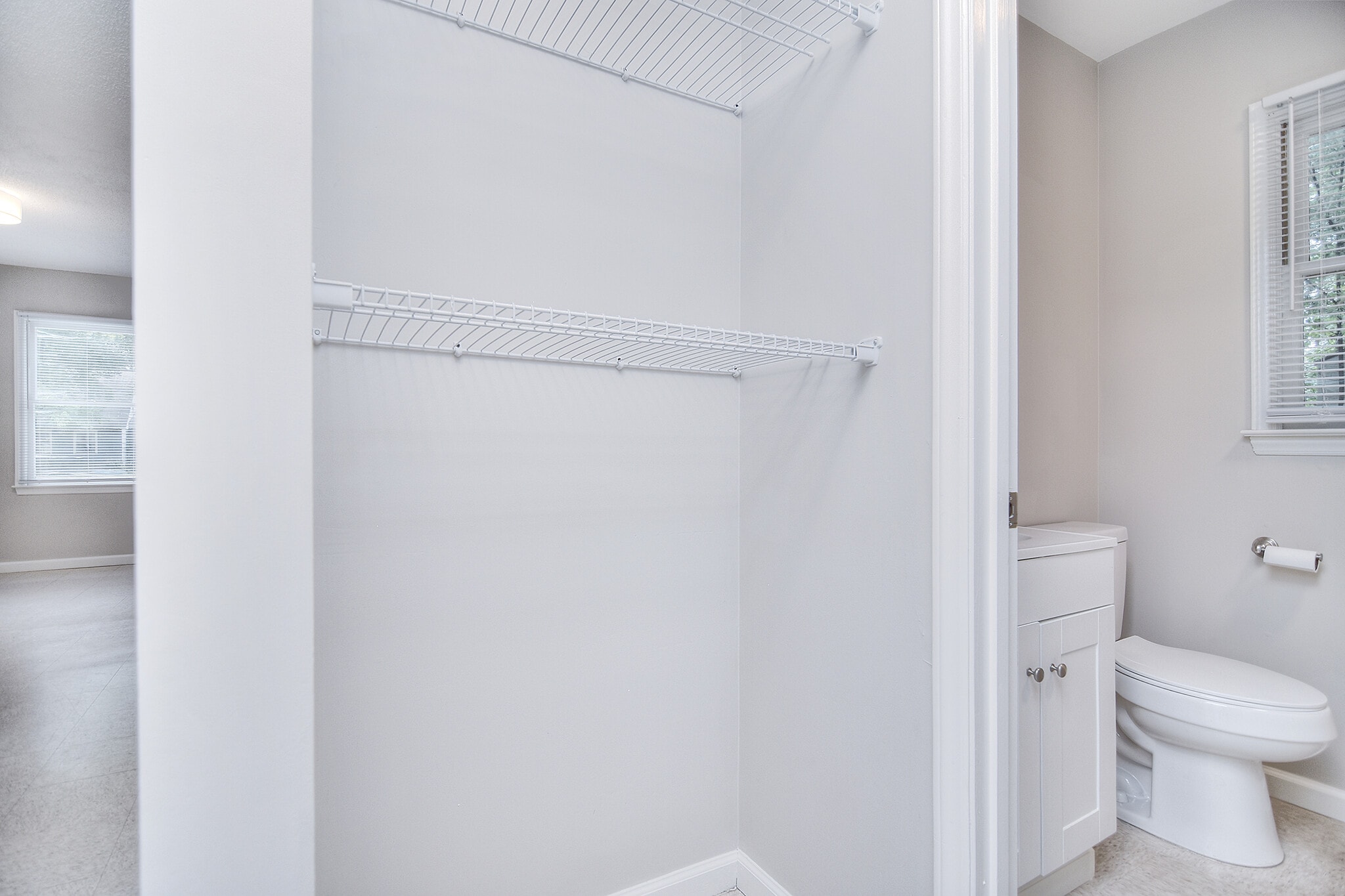 Building Photo - 345 Sunny Hill Dr