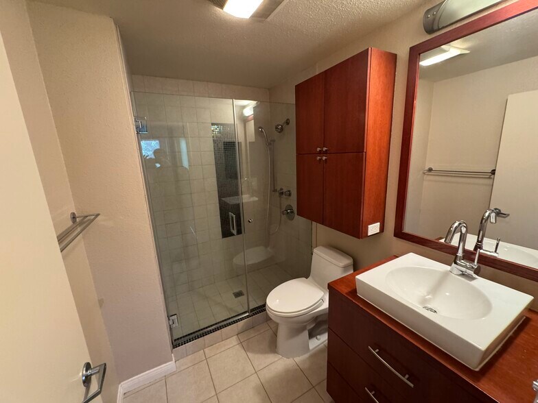 Building Photo - 2222 N Beachwood Dr