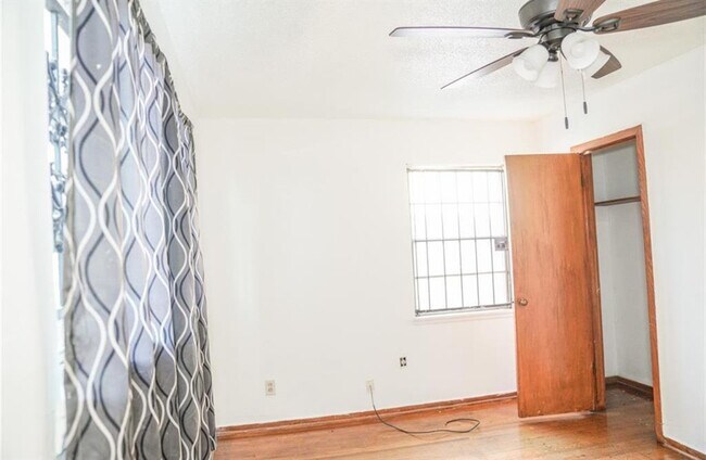 Building Photo - 4810 Scenic Dr