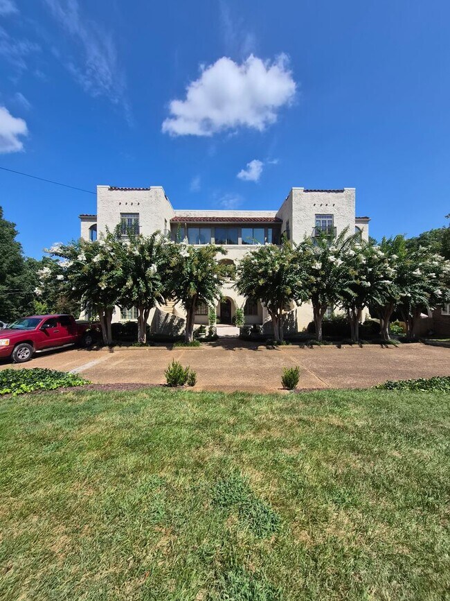 Building Photo - 3055 Kingston Pike