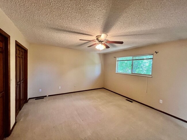 Building Photo - 4 Bedroom Bi Level Home in Rockrimmon
