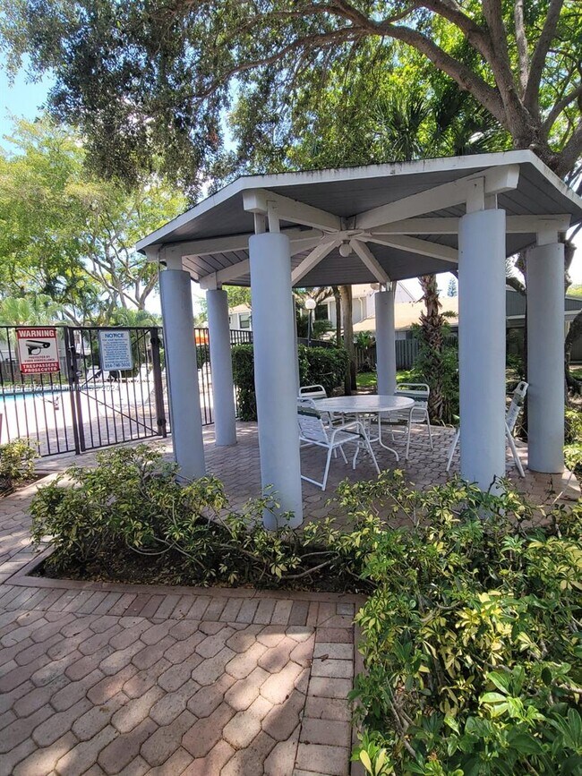 Building Photo - 7954 NW 41 Ct