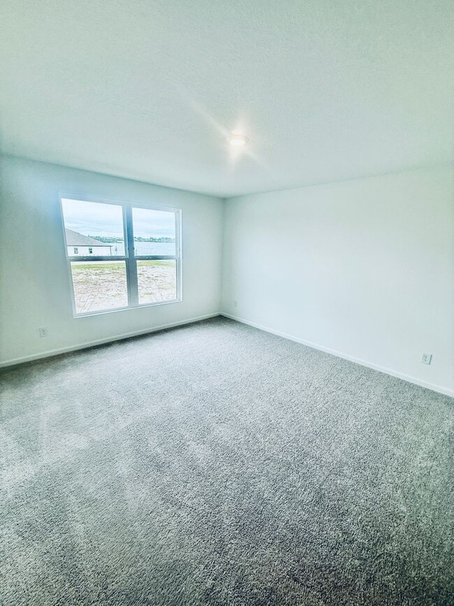 Building Photo - 3 Bed, 2.5 Bath, Corner Unit Townhome