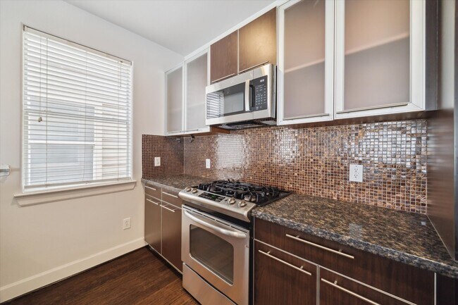 Building Photo - 3041 Clinton Dr