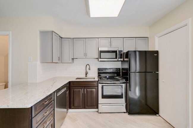 Building Photo - Available April! Convenient 2 BR/2.5BA Townhome