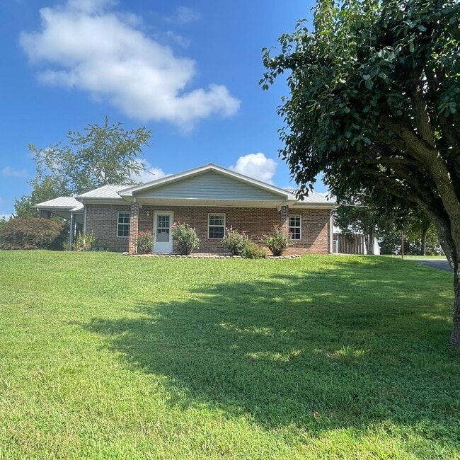 Building Photo - 3 bedroom close to Interstate in Kodak! On...