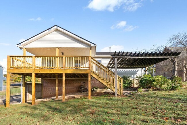 Building Photo - 4 Bedroom Home For Rent in St. B Area of Clarksville!