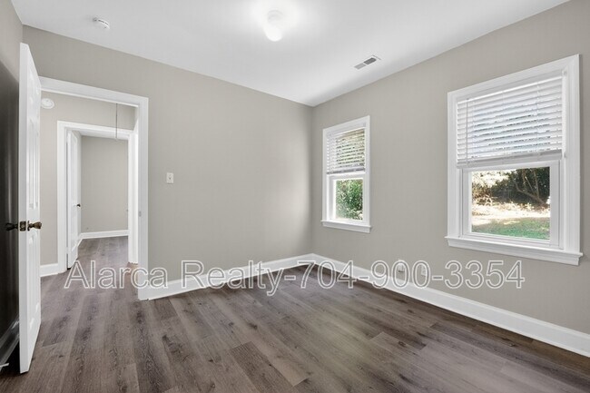 Building Photo - 2322 Belfast Dr