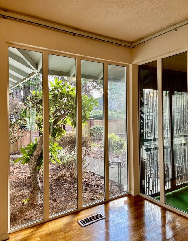 Building Photo - 3 Bed / 2.5 Bath Bellevue rambler $3,895/month