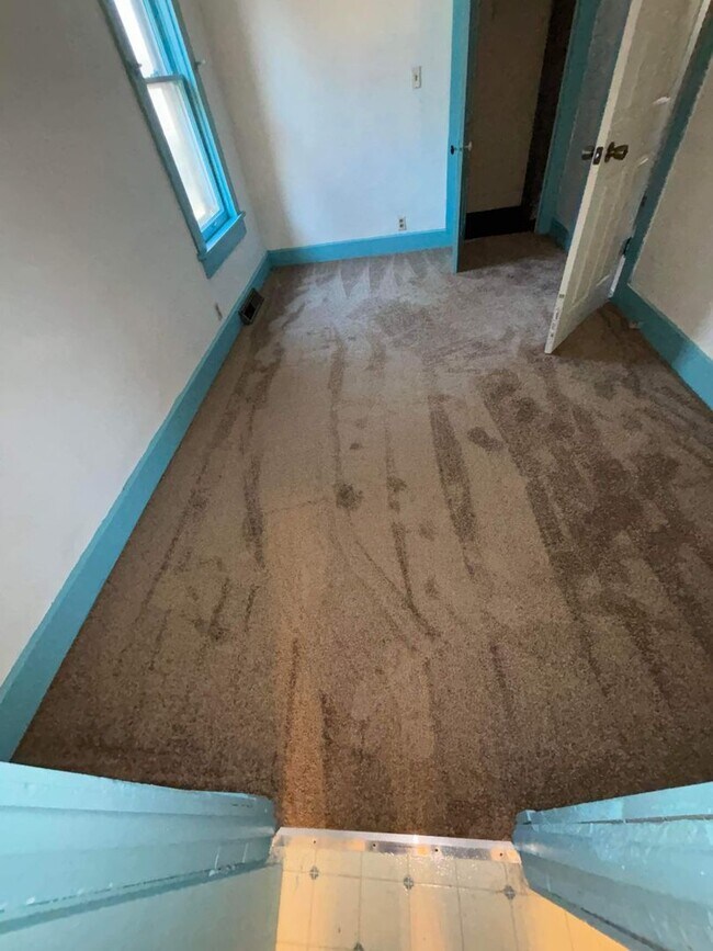 Building Photo - Cute 3 bedroom with basement and Detached ...