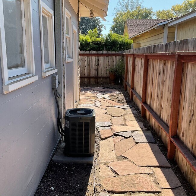 Building Photo - 272 S Grand St