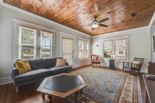 Building Photo - 601 E 8th St