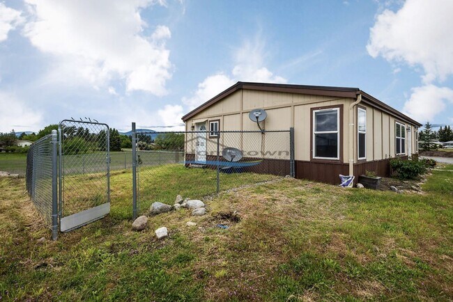 Building Photo - Country Home with Fenced Yard in Hayden!